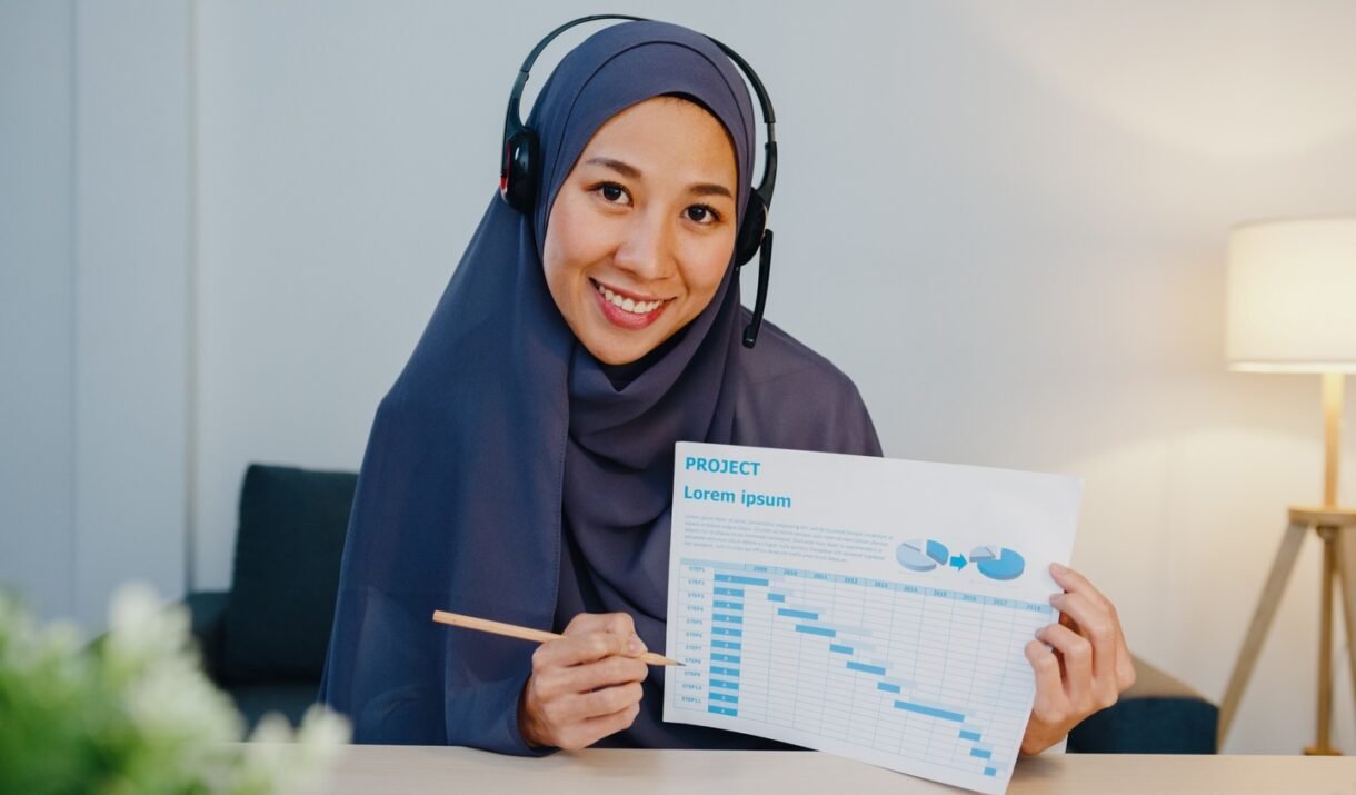 muslim lady using laptop talk to colleagues in vid 9ybz8e8